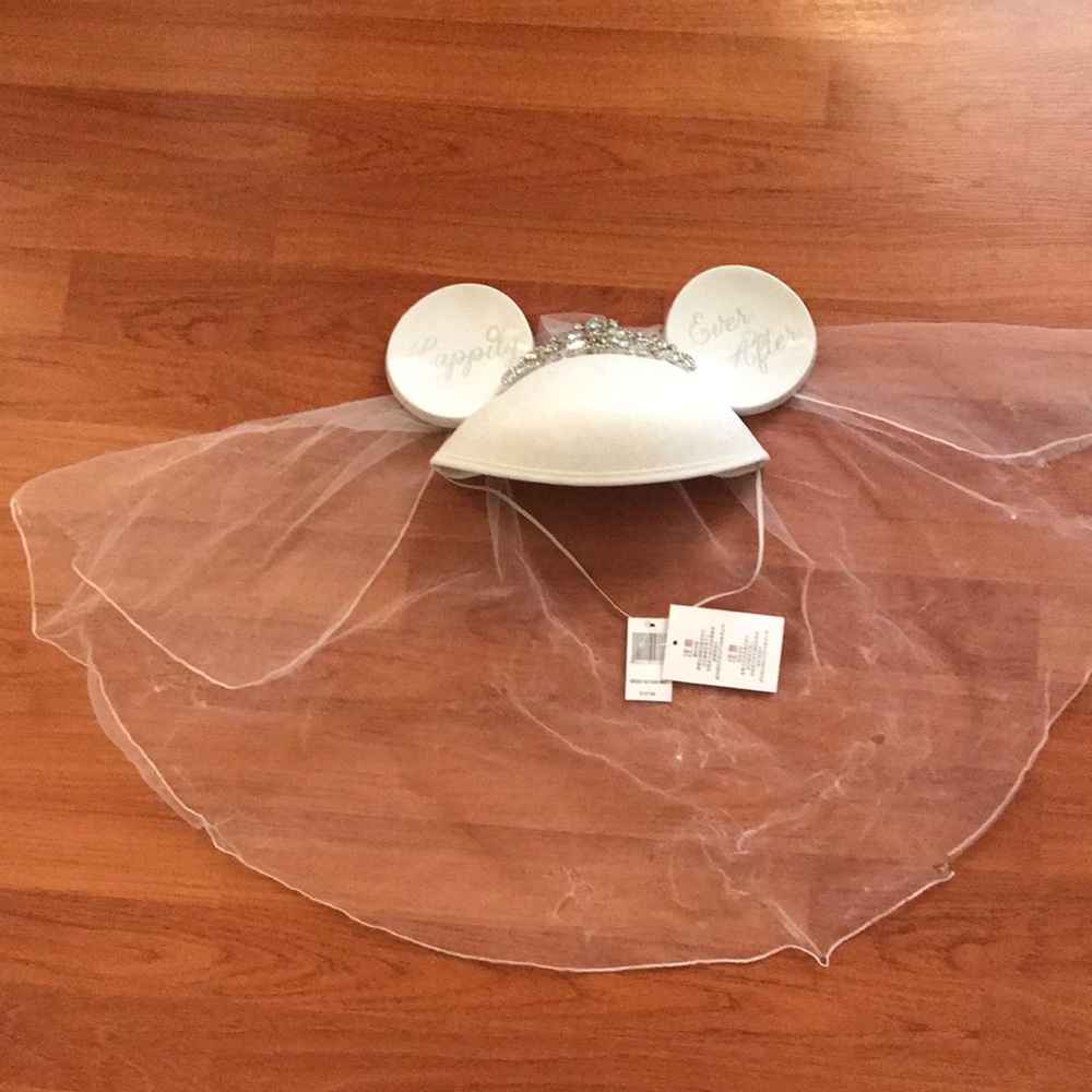 White Bridal Mouse Ears with Veil